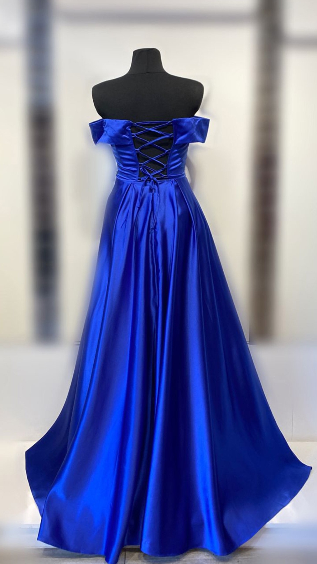 DALIA Vestido largo corte princisa, en raso de calidad, espalda tipo corsé