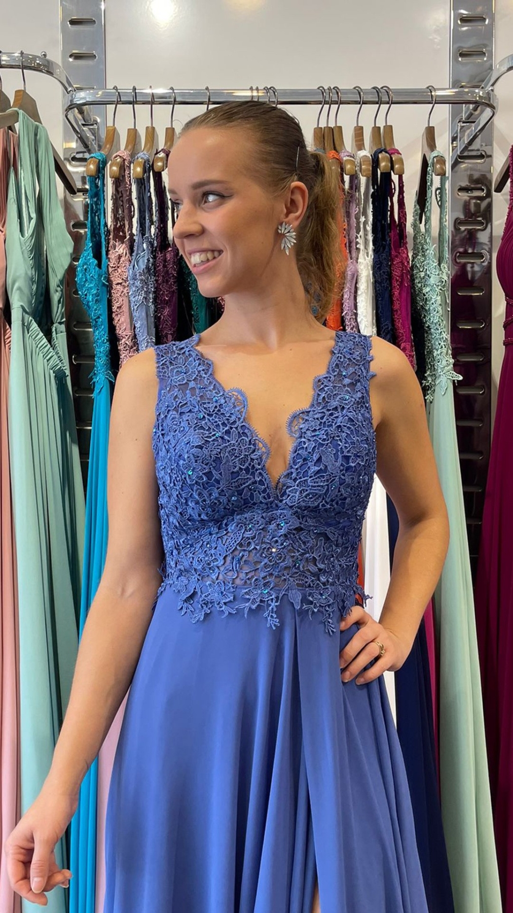 8757 VESTIDO LARGO DE GASA CON ABERTURA EN LA PIERNA Y ESCOTE EN V. consultar disponibilidad y fecha entrega.