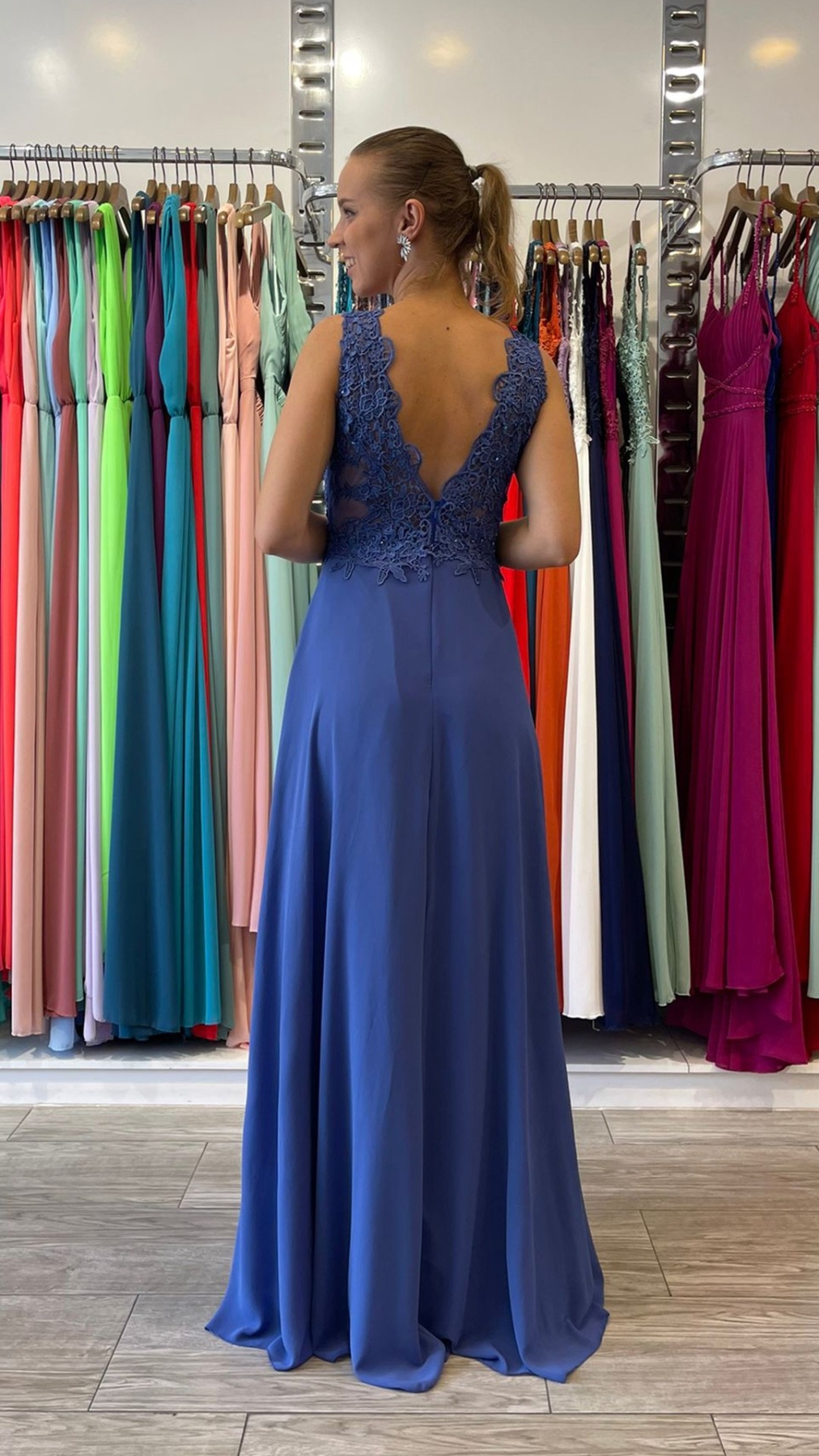 8757 VESTIDO LARGO DE GASA CON ABERTURA EN LA PIERNA Y ESCOTE EN V. consultar disponibilidad y fecha entrega.