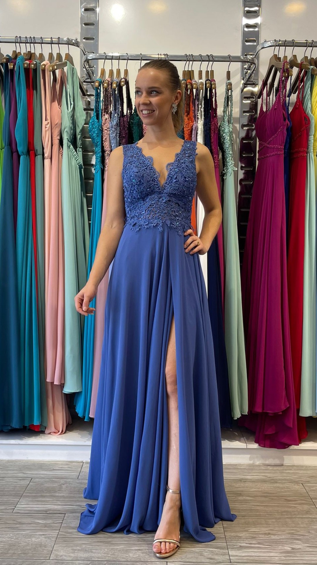 8757 VESTIDO LARGO DE GASA CON ABERTURA EN LA PIERNA Y ESCOTE EN V. consultar disponibilidad y fecha entrega.