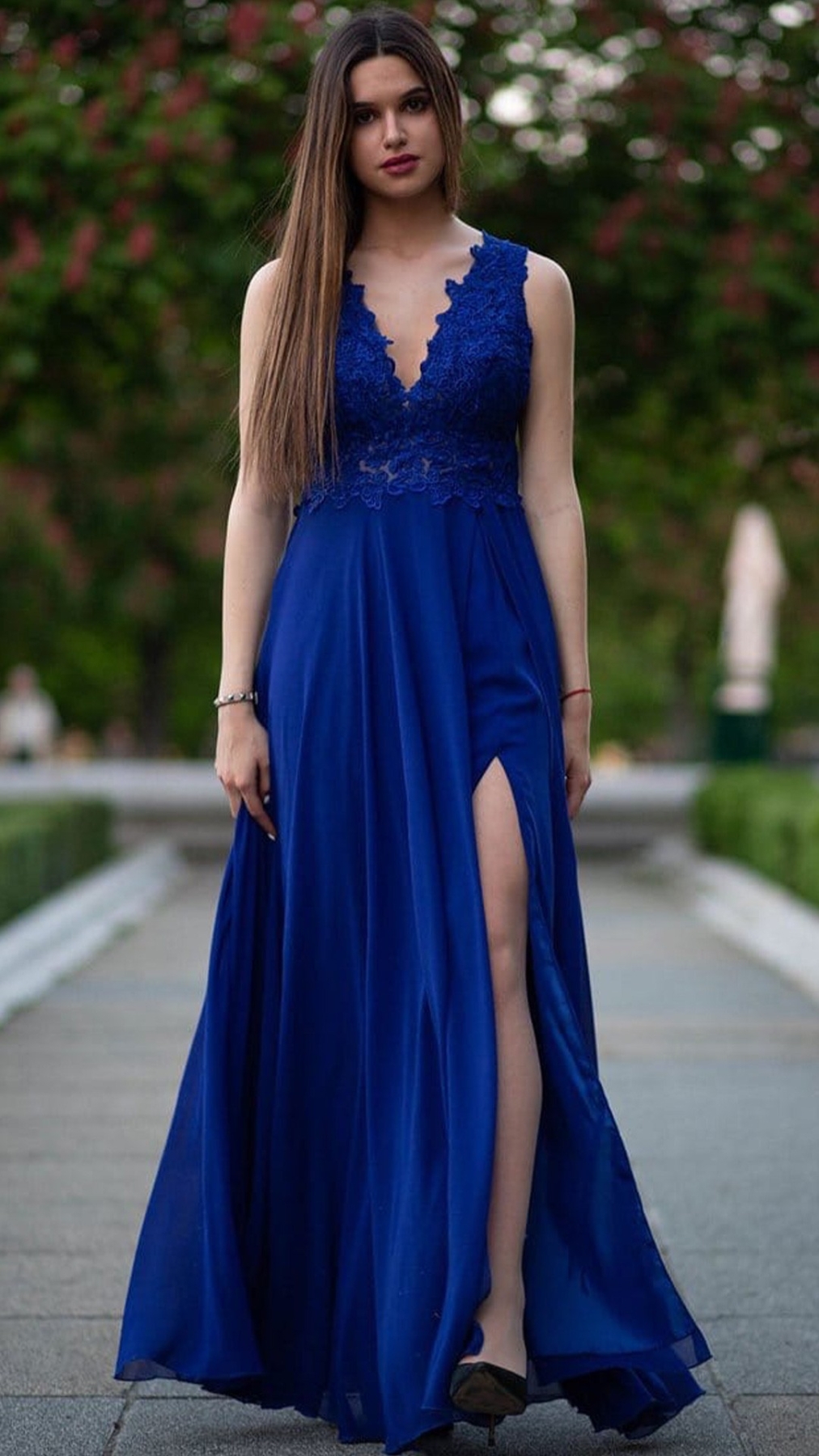 8757 VESTIDO LARGO DE GASA CON ABERTURA EN LA PIERNA Y ESCOTE EN V. consultar disponibilidad y fecha entrega.