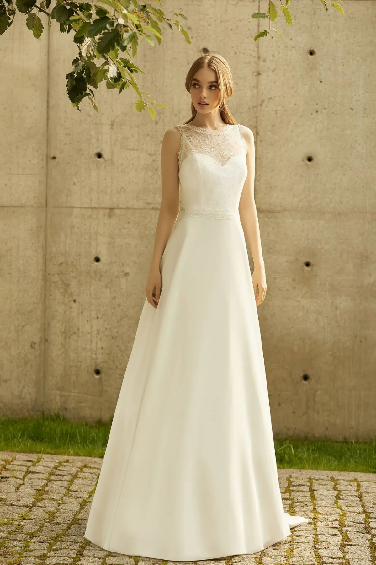 Vestido de novia corte A. Escote redondo, 2 botones en la espalda. Escote y axilas cosidos con cinta de encaje.  Cuerpo de raso con escote en forma de corazón, con copas incorporadas. Cinturón de encaje decorativo acentuación de la cintura. Falda clásica con cola de 35 cm de largo.  La cola cuenta con un bucle en la parte inferior de la falda.  Forro clásico en color marfil, dos capas.  PLAZO ENTREGA DIEZ DIAS HABILES. NOVIA ON LINE BRIDE NOW te asesoramos sobre tu talla