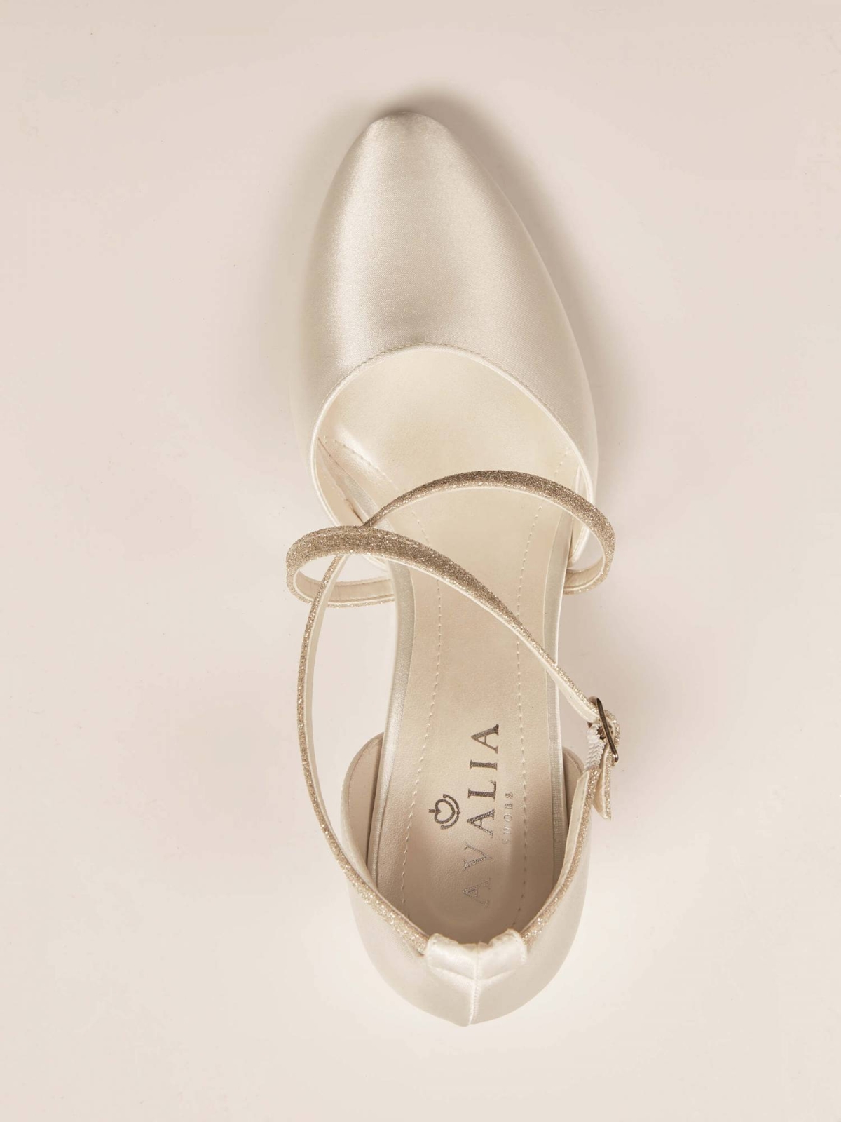  DAGA marca tendencias con sus ribetes brillantes y su estilo chic. Un zapato de satén con una correa de tobillo ancha y ajustable, DAGA te permite caminar cada paso con orgullo. Este hermoso calzado de boda está diseñado con un forro interior de espuma suave, lo que garantiza el máximo nivel de comodidad durante todo el día. Todos los zapatos están diseñados y producidos en la UE utilizando lo último en tecnología de maquinaria italiana.Color : Ivory Tamaño : 36 (EU),37 (EU),38 (EU),39 (EU),40 (EU),41 (EU). Tacón de 6cm El plazo entrega zapatos Avalia es de dies días hábiles  .Consulte plazo entrega de su número  