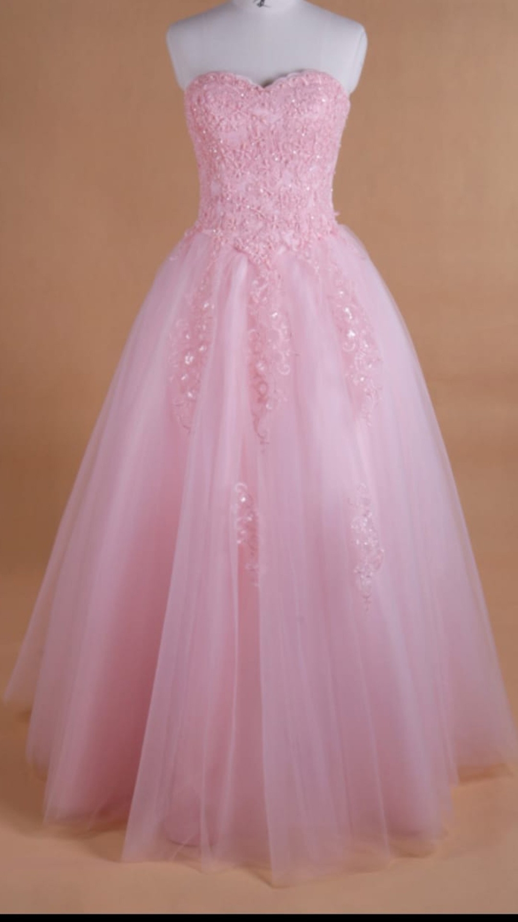 Precioso vestido corte princesa, confeccionado en tul ilusion con cuerpo bordado con pedrería y apliques en la falda, espalda tipo corsé ideal para quinceañeras.