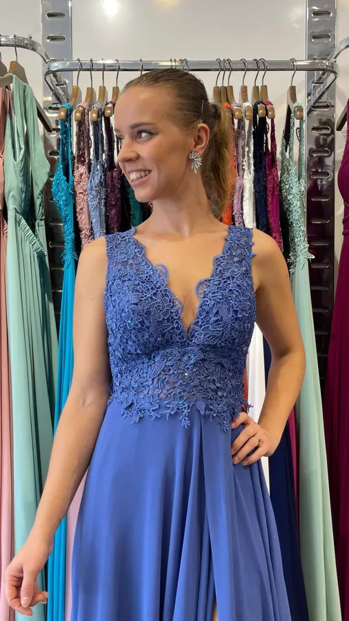 8757 VESTIDO LARGO DE GASA CON ABERTURA EN LA PIERNA Y ESCOTE EN V. consultar disponibilidad y fecha entrega.