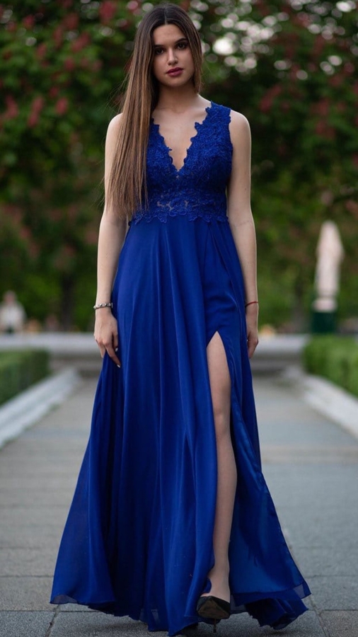 8757 VESTIDO LARGO DE GASA CON ABERTURA EN LA PIERNA Y ESCOTE EN V. consultar disponibilidad y fecha entrega.