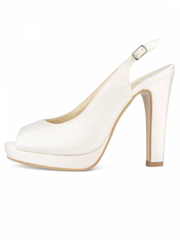 Esta sandalia representa la esencia de la feminidad: muy alta, con una plataforma de 2 cm y un cierre con hebilla en la parte trasera. La elección del satén hace que la propuesta sea muy elegante. Todos los zapatos de novia Avalia tienen, en su interior, un suave revestimiento de espuma para garantizar a la novia un confort extremo. Todos los zapatos están diseñados y producidos en Europa utilizando lo último en tecnología de máquinas italianas. Avalia es una marca registrada de Bianco Evento.