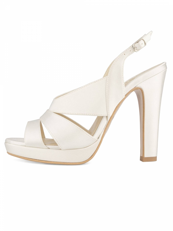      RITA Una alegría para todas las novias románticas, el entrelazado de las hebillas en la parte posterior del pie hace que estas sandalias sean extremadamente refinadas, la meseta ofrece un equilibrio en el tacón de 12 cm y hace que la propuesta sea más cómoda. Todos los zapatos de novia Avalia tienen, en su interior, un suave revestimiento de espuma para garantizar a la novia un confort extremo. Todos los zapatos están diseñados y producidos en Europa utilizando lo último en tecnología de máquinas italianas. Avalia es una marca registrada de Bianco Evento.fil 