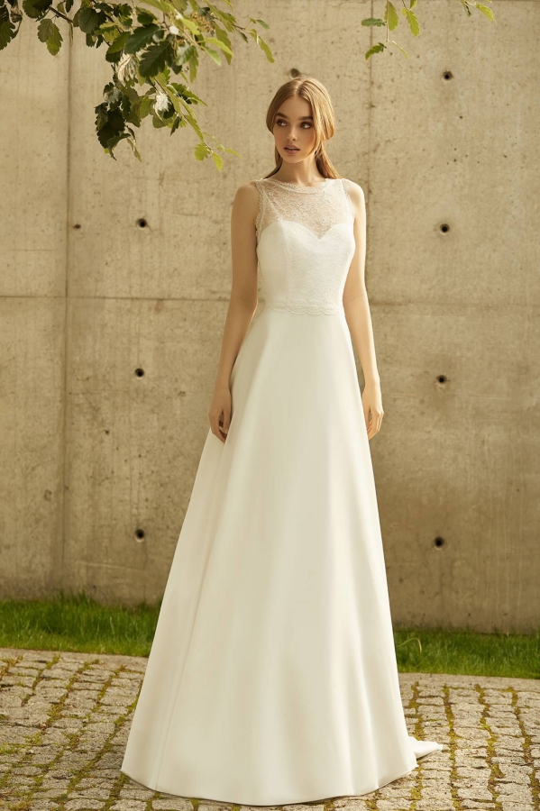 Vestido de novia corte A. Escote redondo, 2 botones en la espalda. Escote y axilas cosidos con cinta de encaje.  Cuerpo de raso con escote en forma de corazón, con copas incorporadas. Cinturón de encaje decorativo acentuación de la cintura. Falda clásica con cola de 35 cm de largo.  La cola cuenta con un bucle en la parte inferior de la falda.  Forro clásico en color marfil, dos capas.  PLAZO ENTREGA DIEZ DIAS HABILES. NOVIA ON LINE BRIDE NOW te asesoramos sobre tu talla
