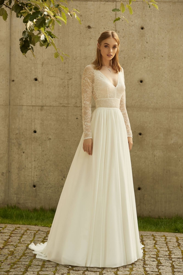     Vestido de novia corte A. Vístete con estilo boho. Precioso y muy femenino vestido con top de encaje y falda de gasa. Forro clásico en color marfil, dos capas. Escote de pico en la parte delantera, espalda abotonada. Cuerpo forrado de gasa. La delicada cinta de encaje completa el escote y la cintura. Manga larga y estrecha con cinta de encaje en el extremo. Cinturón de encaje decorativo acentuación de la cintura. Falda de gasa Entrega 1O DÍAS HÁBILES  