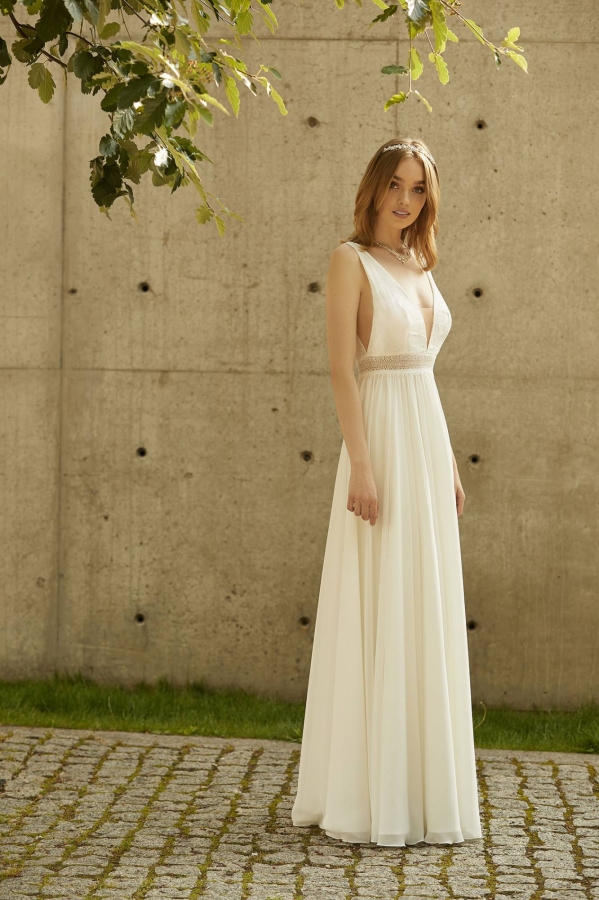 Vestido de novia corte A. Precioso y muy femenino vestido con top de encaje y falda de gasa. Forro clásico en color marfil.  Cuerpo de encaje con estampado geométrico, forrado con forro y tul. Escote en V de encaje en la parte delantera y trasera. Sin cierres complicados: poner y quitar. TE ASESORAMOS CON TU TALLA ENTREGA 10 DÍAS HÁBILES A TODA ESPAÑA, ENVIO GRATIS VENTA ON LINE VESTIDOS NOVIA PRIMERA CALIDAD