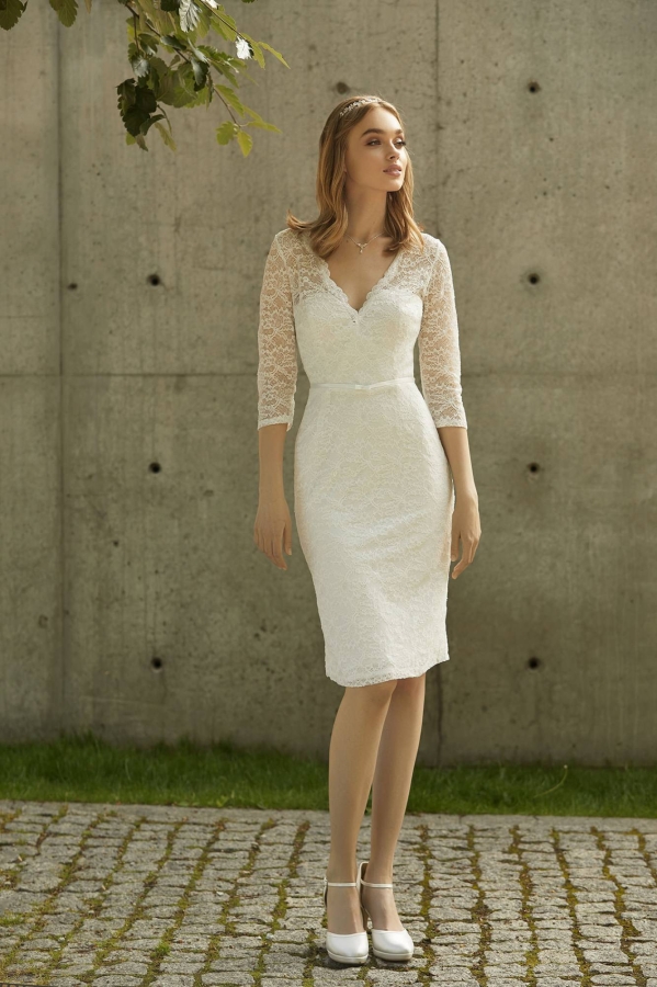  &nbsp;Precioso vestido de novia corto, perfecto para boda civil. Encaje elástico con motivo floral. Forro flexible, proporciona facilidad de movimiento y se adapta a la figura. Escote de pico en la parte delantera, espalda abotonada. Escote acentuado con cinta de encaje con pequeñas lentejuelas. Cuerpo de forro elástico con escote en forma de corazón, con copas incorporadas. Venta on line vestidos novia primera calidad, tejidos y diseño europeo. tiempo entrega DIEZ DIAS hábiles.&nbsp;