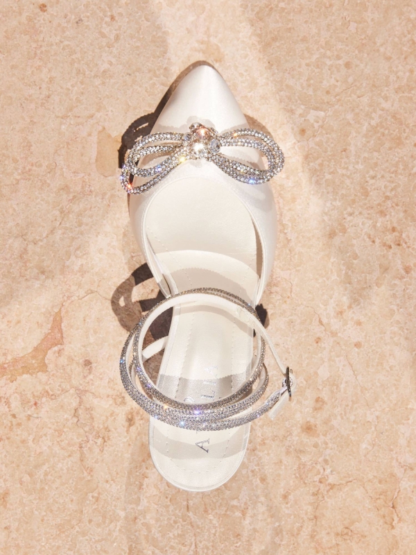 Confeccionado con satén de alta calidad Tacón de 9 cm Incluye correas ajustables Adornado con plata, circones y piedras ornamentales Forro interior de espuma suave para mayor comodidad Equipado con una hebilla ajustable Diseñado con un elegante tacón de aguja Cuidadosamente diseñado en la UE Fabricado en nuestras instalaciones de producción internas