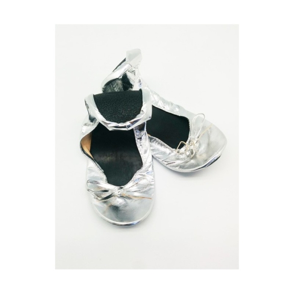 &nbsp;Par de 2 bailarinas para bodas, con bonito diseño presentadas en elegante bolsa de tela a juego. Son plegables y enrollables, muy prácticas para llevarlas en el bolso y usarlas en cualquier momento, en cualquier lugar podrás utilizar. Ideal para invitadas bodas eventos etc.&nbsp;zapatos cómodos y bonitos. Zapatillas planas fabricadas en PU, y con suela inferior hecha de EVA Color Plata Tallas: M (38-39) Medidas: 25 cm largo x 8,5 cm ancho (parte superior pie) x 0.5 cm de grosor. &nbsp;