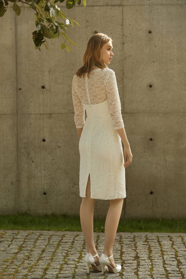  &nbsp;Precioso vestido de novia corto, perfecto para boda civil. Encaje elástico con motivo floral. Forro flexible, proporciona facilidad de movimiento y se adapta a la figura. Escote de pico en la parte delantera, espalda abotonada. Escote acentuado con cinta de encaje con pequeñas lentejuelas. Cuerpo de forro elástico con escote en forma de corazón, con copas incorporadas. Venta on line vestidos novia primera calidad, tejidos y diseño europeo. tiempo entrega DIEZ DIAS hábiles.&nbsp;